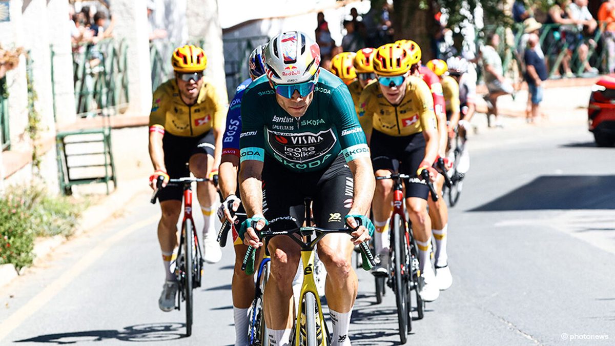 LIVESTREAM Vuelta: Wout van Aert krijgt het gezelschap van 12 achtervolgers, peloton is niet ver