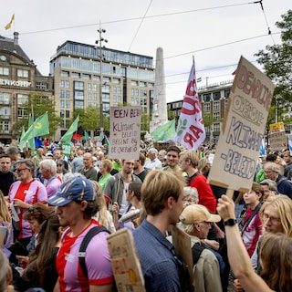 Duizenden op de Dam voor klimaatmars, deelnemers dragen borden over hitterecords en datacenters