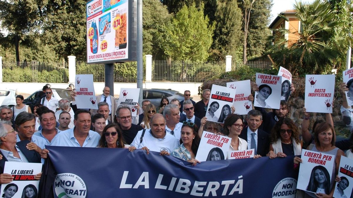 Noi Moderati davanti all'ambasciata iraniana: "La libertà non si impicca"