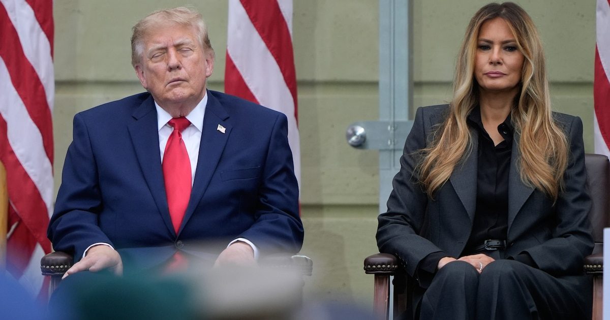 Donald Trump dormait-il en pleine cérémonie du 11 septembre? Son attitude fait réagir, la Maison-Blanche intervient (VI…