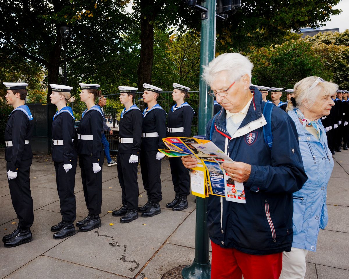 Det var seremonielt og verdig. Men Oslos gater var fylt av allværsjakker, bunader, hettejakker og lusekofter.