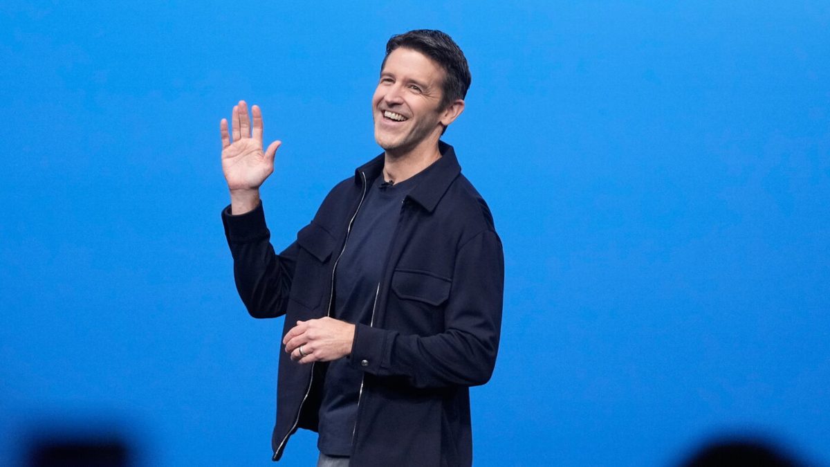 Fold the phone: Apple's new CEO unveils a foldable iPhone