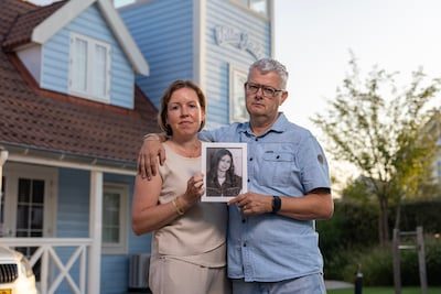 ‘Ik weet waar ze ligt, kijk maar goed om je heen’: familie van overleden Jade bedreigd door obsessieve volgers