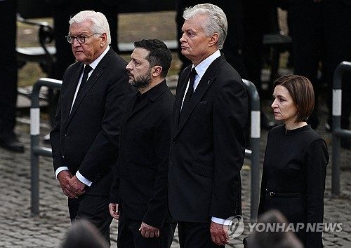 노르웨이 총리 "젤렌스키 탄 비행기, 이륙중 드론 충돌할뻔"