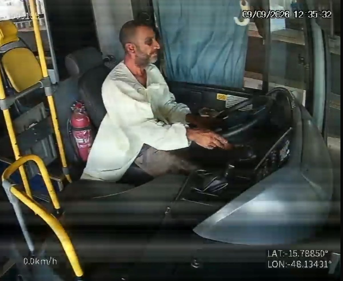 VÍDEO: homem foge de hospital, furta ônibus, dirige em zigue-zague e é preso após perseguição no DF