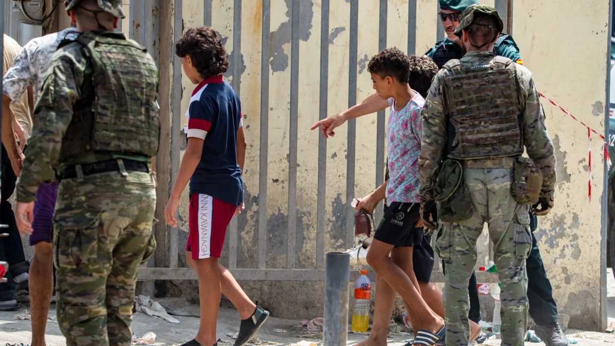 El Gobierno cifra en 2.100 los niños migrantes que hay en Ceuta y pide su traslado a la Península