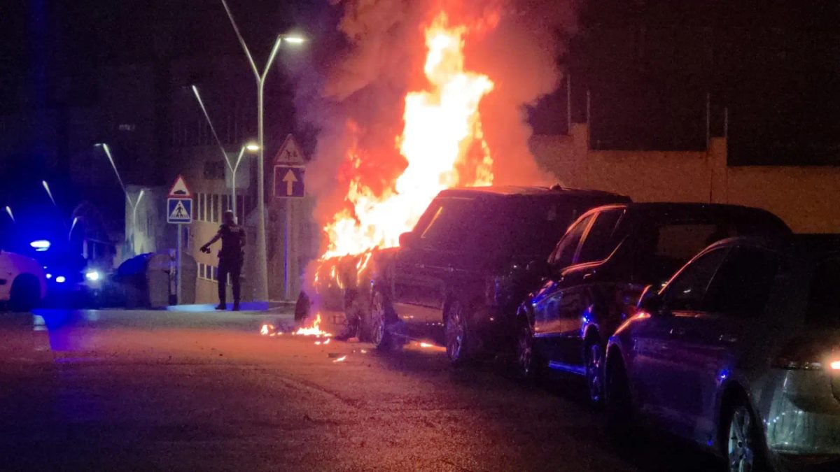 Nueva noche de disturbios en campamentos de migrantes en Ceuta: tres heridos, detenidos y un coche incendiado