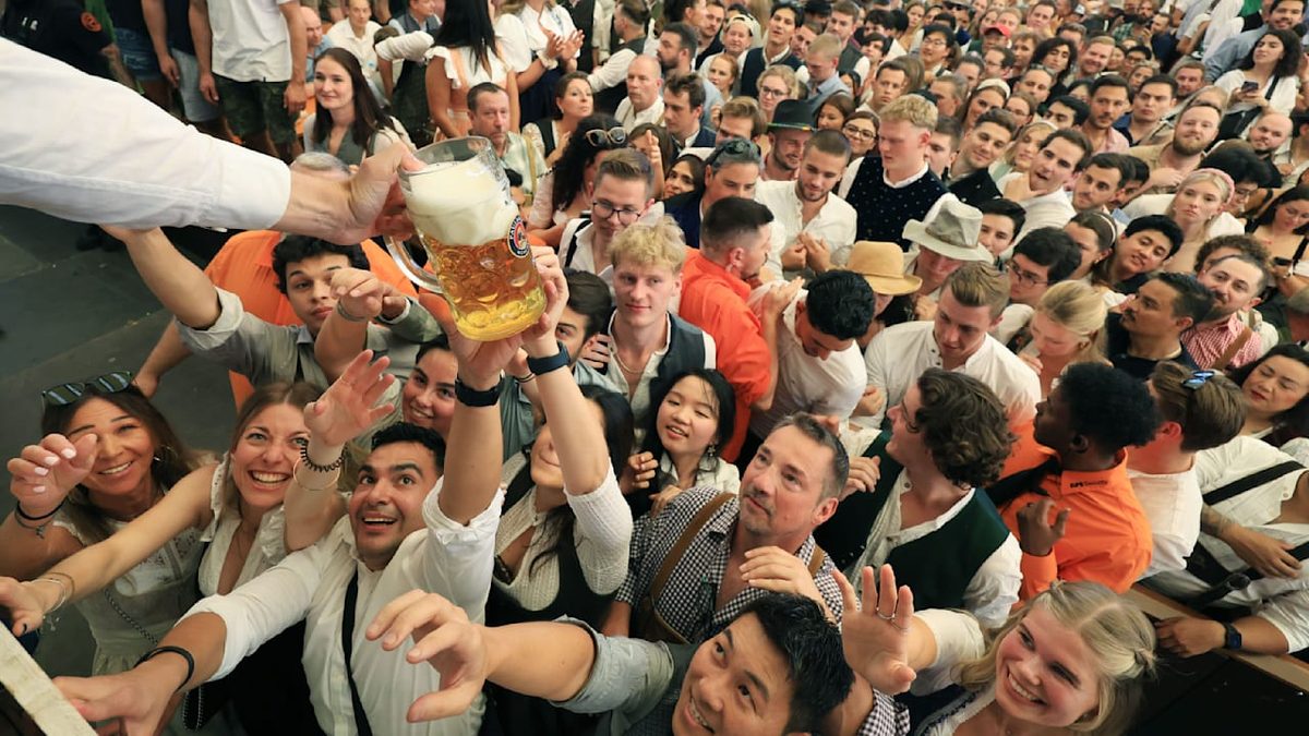 Spar-Tricks für das Oktoberfest - Wo Sie auf der Wiesn ein Freibier ergattern können