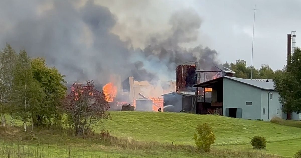 Kraftig brand i spånlager i Eda kommun