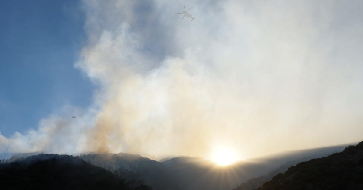 Brush fire off 405 burns near the Getty Center