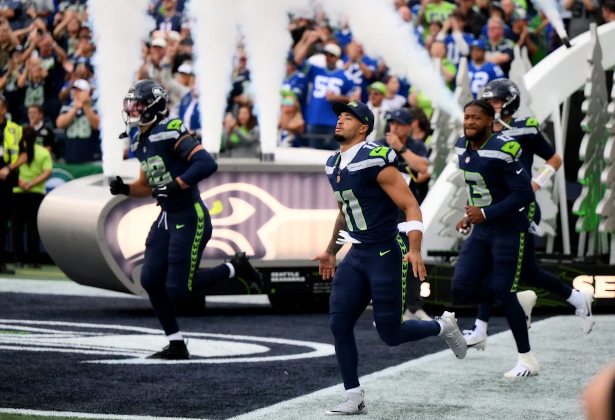Seahawks star JSN wearing Topps gold patch in Week 1 vs. Patriots