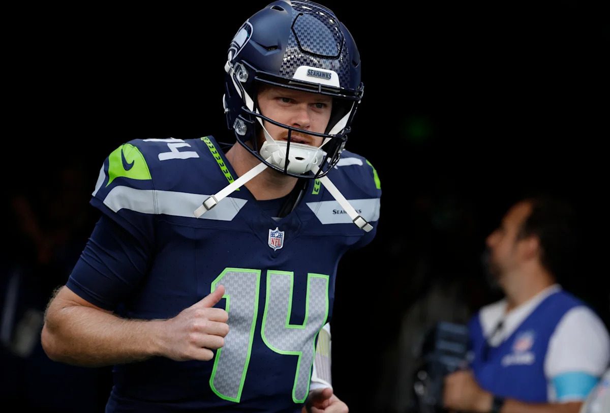 Seahawks QB Sam Darnold exits early against Patriots with hip injury
