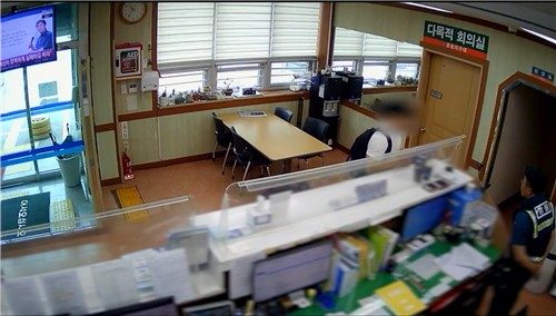 경찰 안내문 보고 보이스피싱 의심…군 적금 1천만원 지켜