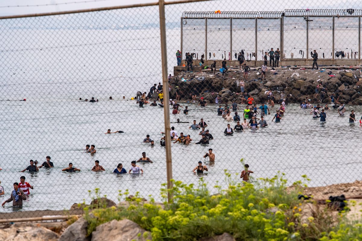 Intercambio de wasaps y una nota a la inteligencia marroquí: los tres avisos del CNI sobre Ceuta