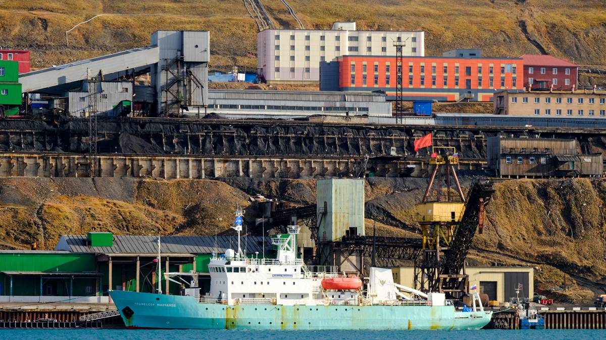 Russisk skip på Svalbard tatt i arrest: Hva betyr det egentlig?