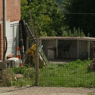 Man blijkt acht jaar na verdwijning in eigen tuin te zijn begraven: echtgenote aangehouden