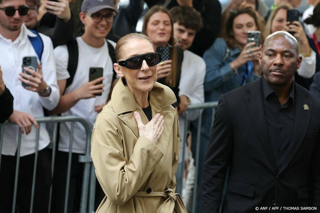 Céline Dion zingt spontaan duet met fan voor hotel in Parijs
