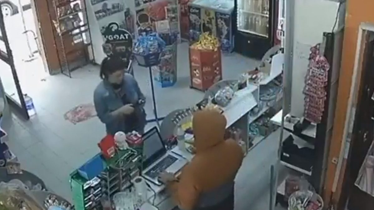 Thief pauses robbery to help serve unsuspecting customer and even gives her a receipt