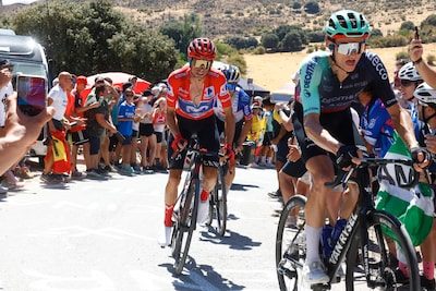 LIVE Vuelta | Man-tegen-mangevecht in algemeen klassement, behoudt Enric Mas de rode leiderstrui?