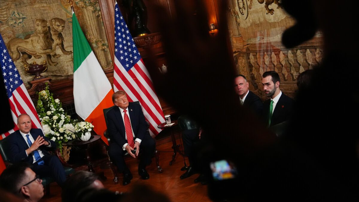 Trump in Irlanda auspica la riunificazione con Belfast: “Sarebbe fantastico”. Il premier britannico: “Contano gli accor…