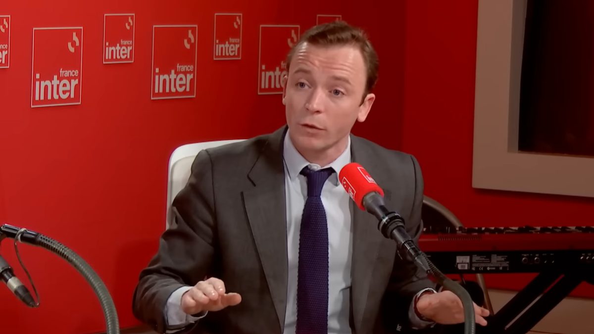 300 personnalités signent une tribune contre la venue de Charles Sapin sur France Inter