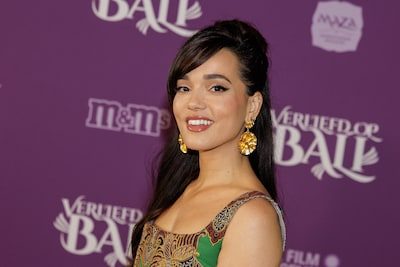Bibi wordt onder handen genomen en Olcay showt enorme diamanten trouwring