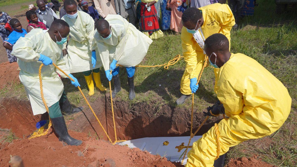 Congo noemt ebola ’onder controle’, maar uitbraak verspreidt zich nu naar alle hoeken van het land: ’Meer mensen lopen…