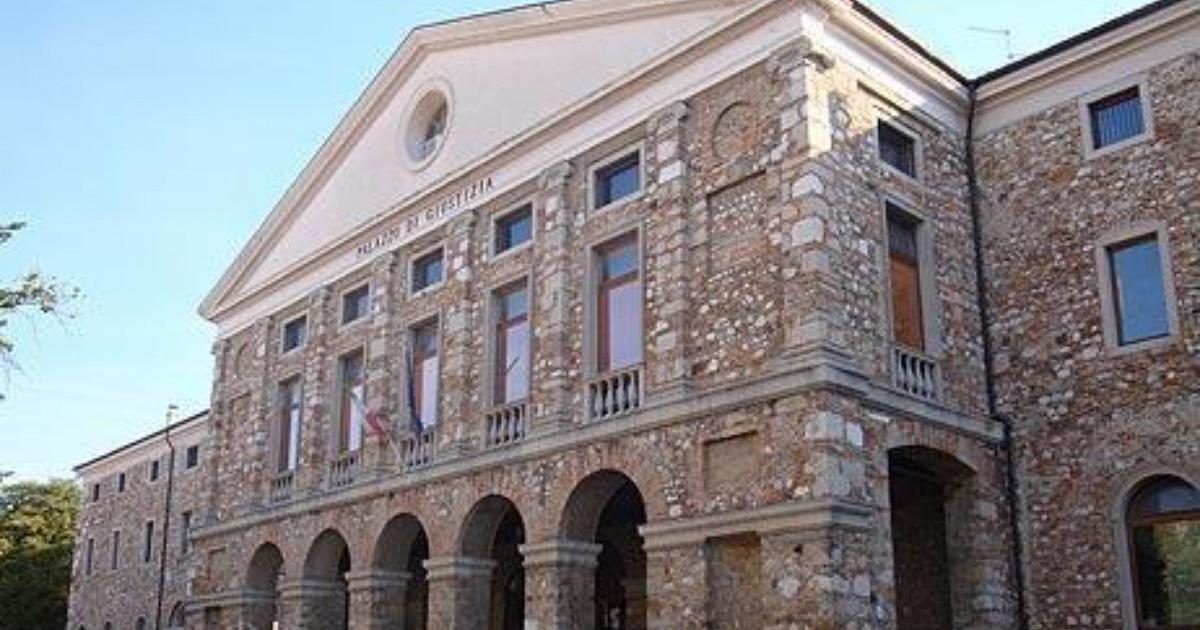 Militare tenta di uccidere la ex compagna in aula in Tribunale a Udine dopo sentenza di condanna
