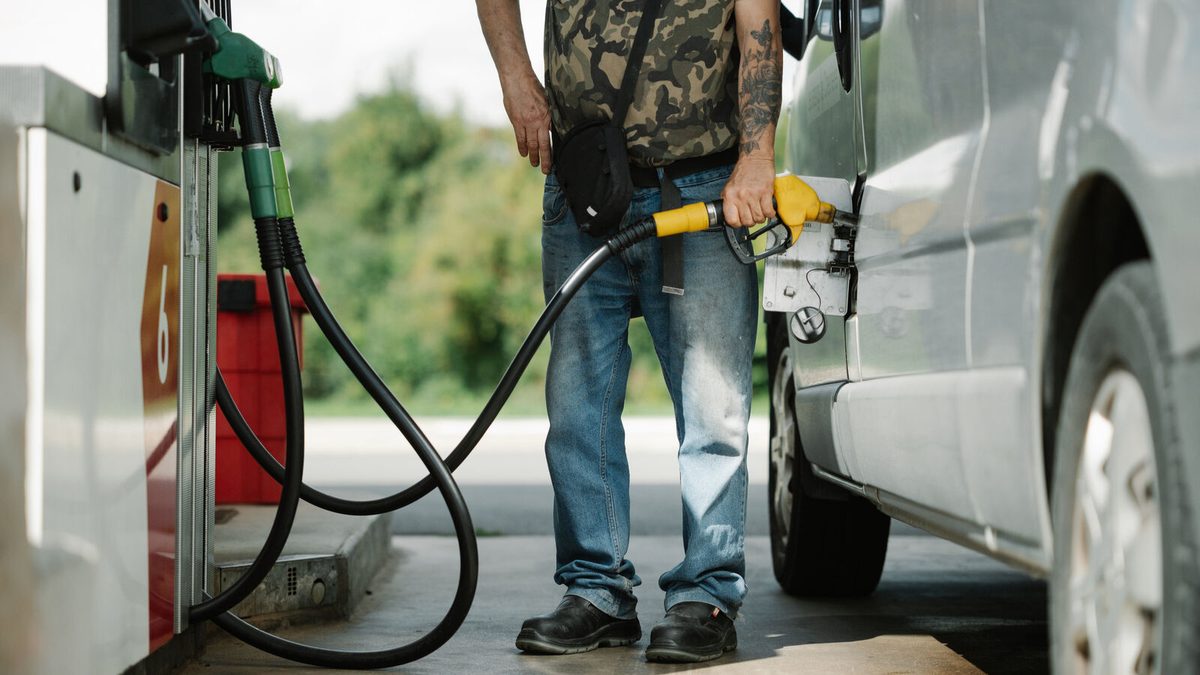 « On ne fait plus jamais le plein ! » : comment la hausse des prix du carburant change les habitudes des automobilistes