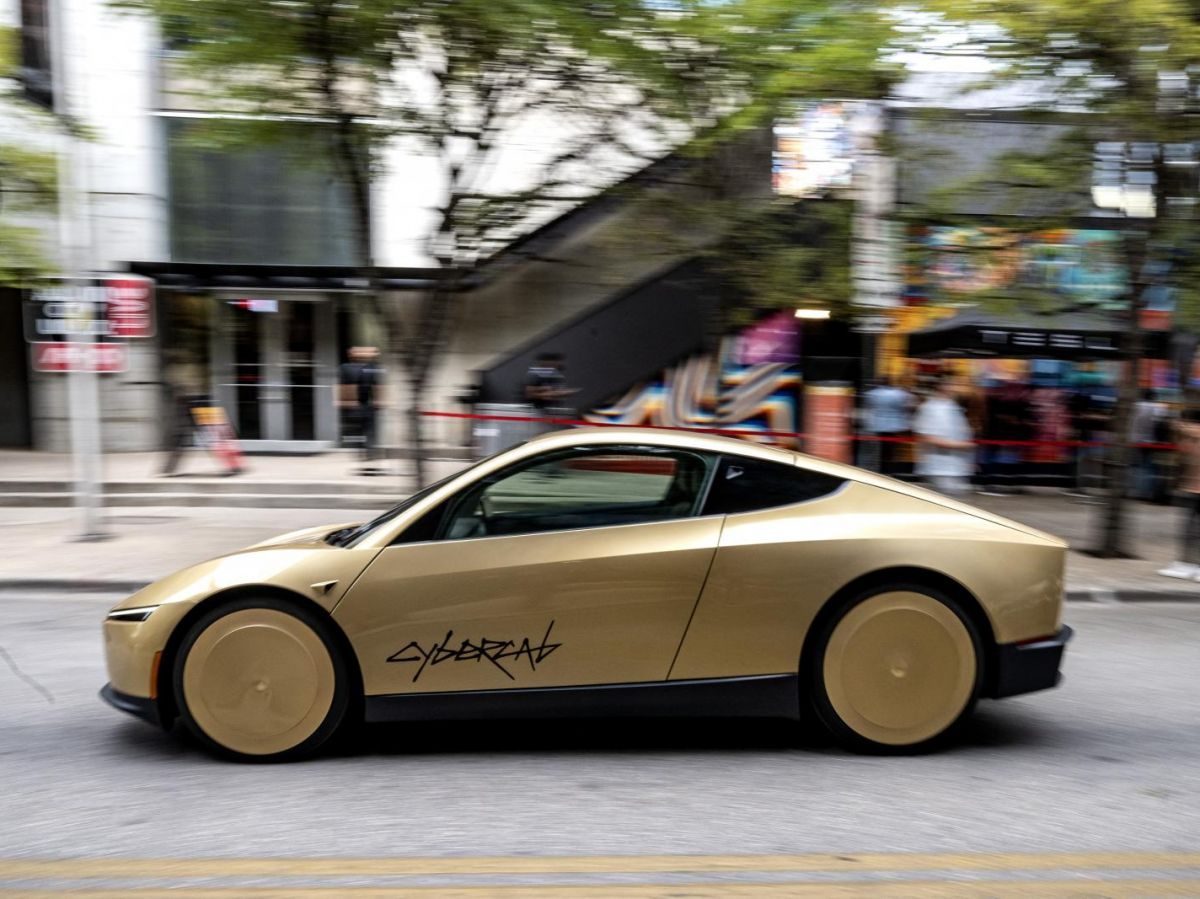 Tesla lance son Cybercab, sans volant ni pédales, à Austin