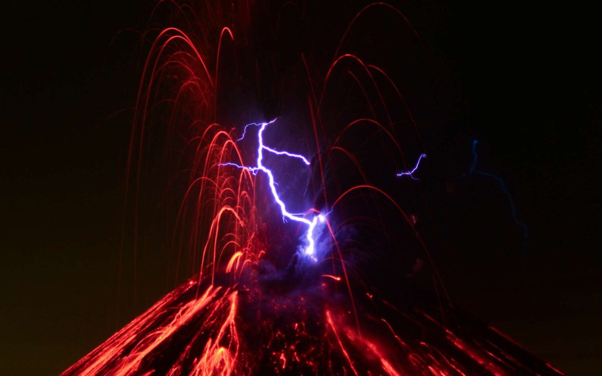 Le Krakatau offre des images spectaculaires : une nuit de feu au-dessus de l’un des volcans les plus puissants du monde