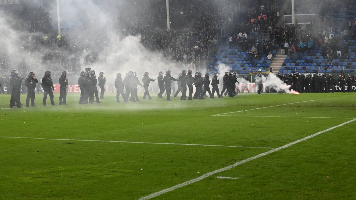 DFB-Pokal in Mannheim: Ermittlungen gegen Polizisten nach Pyro-Vorfall