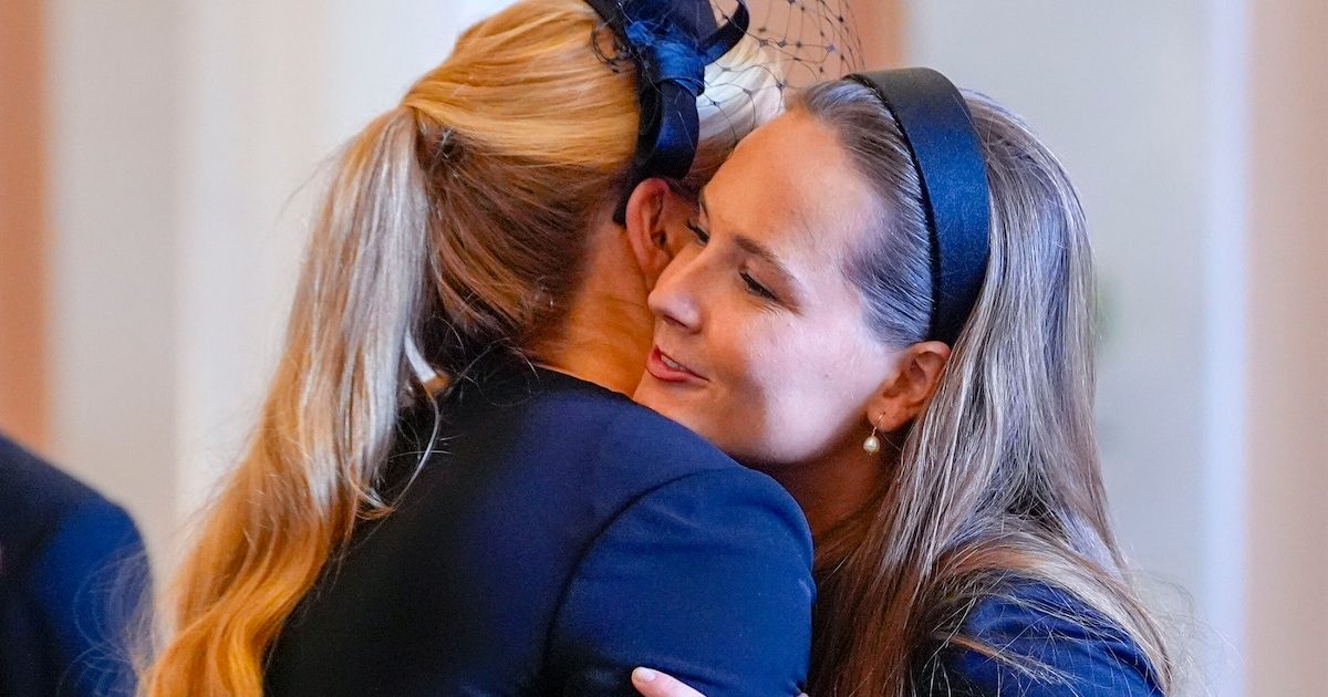 Amalia spendet Ingrid-Alexandra mit einer festen Umarmung Trost
