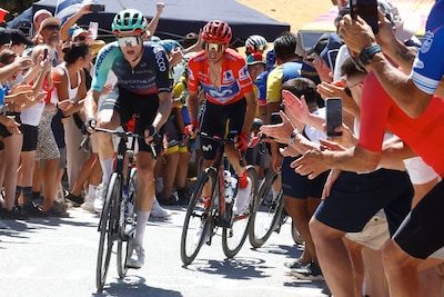 LIVE. Ramses Debruyne ranselt kopgroep met Wout van Aert uit elkaar, favorieten voeren volop strijd onderweg