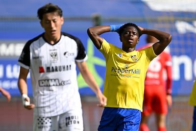 LIVE. Wat een reuzekans! Kabore mist na geklungel achterin bij STVV