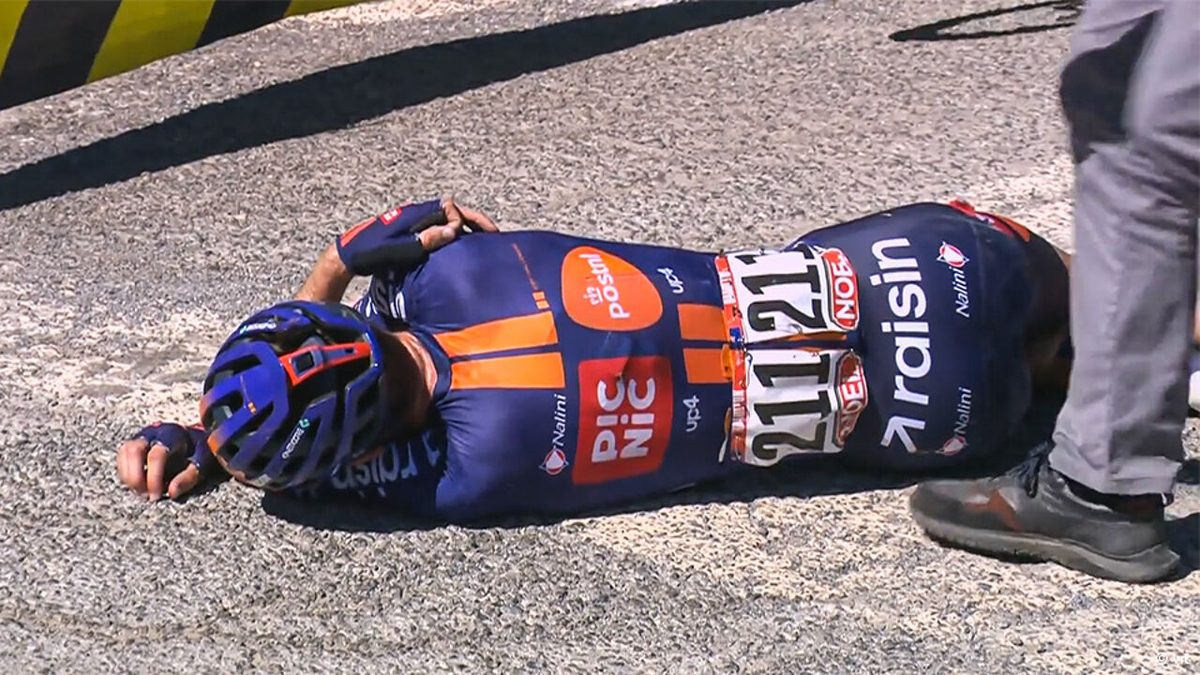 Opgaves in de Vuelta - Dubbele uitvalbeurt na pijnlijke val: Matthew Riccitello en Chris Hamilton stappen af