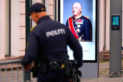 “Ze serveerde agenten bedorven kip”: Noorse hotelmedewerkster opgepakt en verdacht van sabotage uitvaart Harald