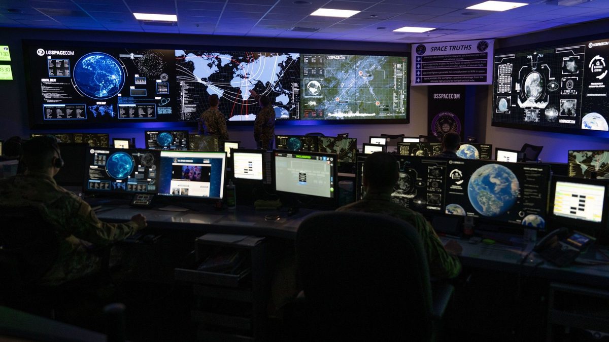 US military practices orbital dogfighting in 1st-ever 'live fly' exercise in space
