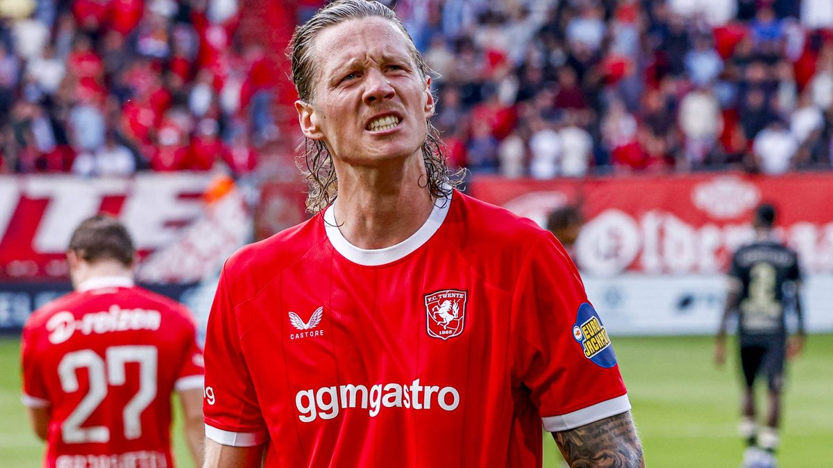 Emotionele Wout Weghorst aan de basis van overwinning FC Twente in jubileumduel