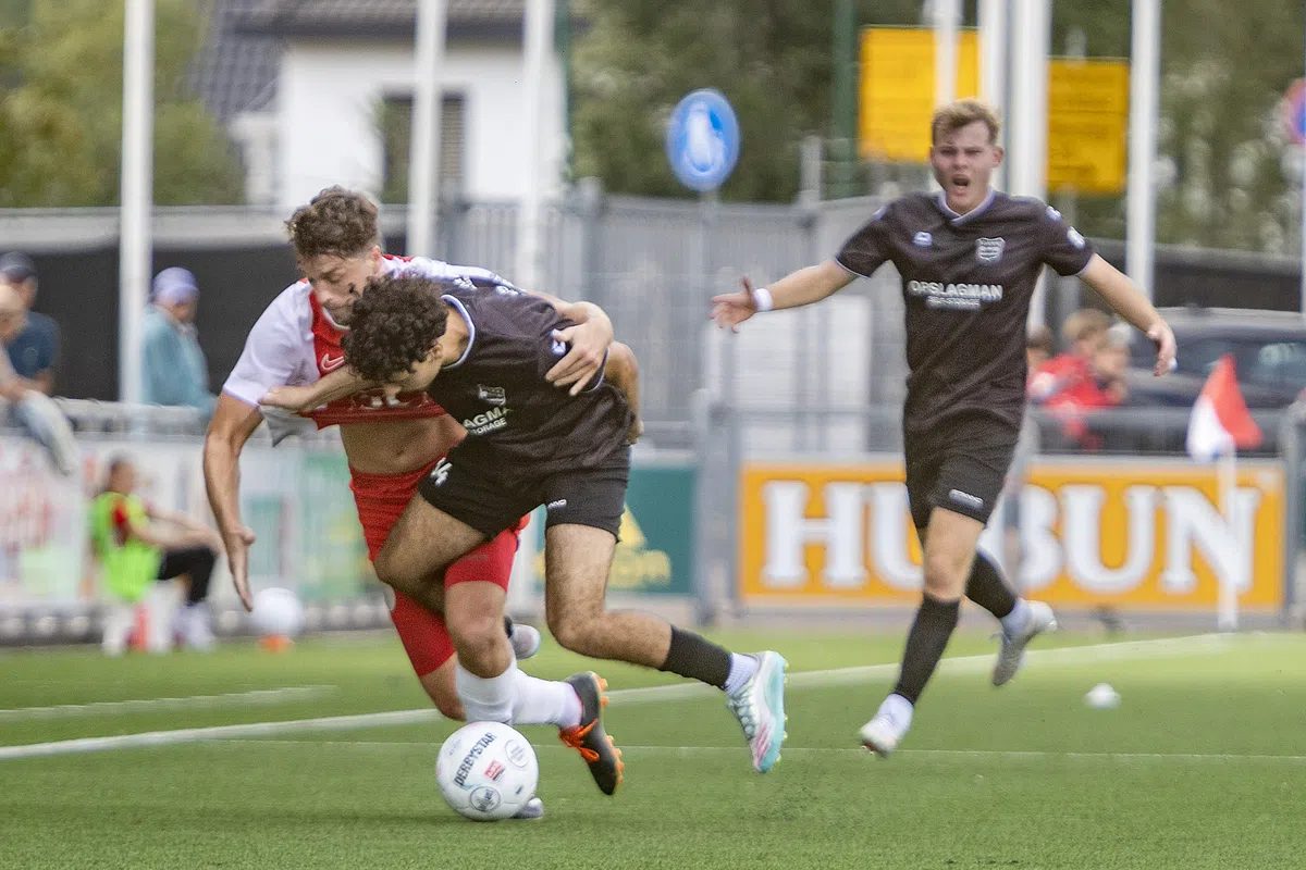 Amateurtopper IJsselmeervogels - GVVV gestaakt, foto van bebloede speler gaat rond