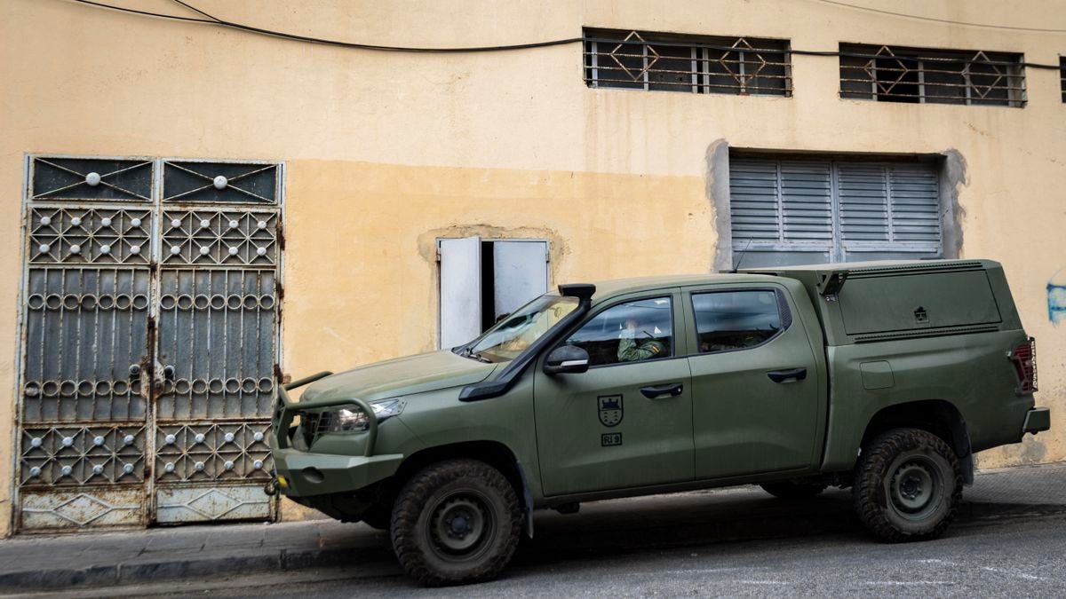 Una patrulla de militares hostiga durante dos horas a voluntarias de una ONG obstaculizando el reparto de comida a migr…