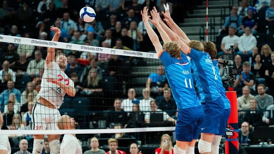 Nederlandse volleyballers hard onderuit tegen Denemarken op EK