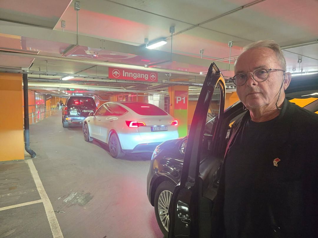 Står fast i parkerings­kjeller: – Har ventet tre timer