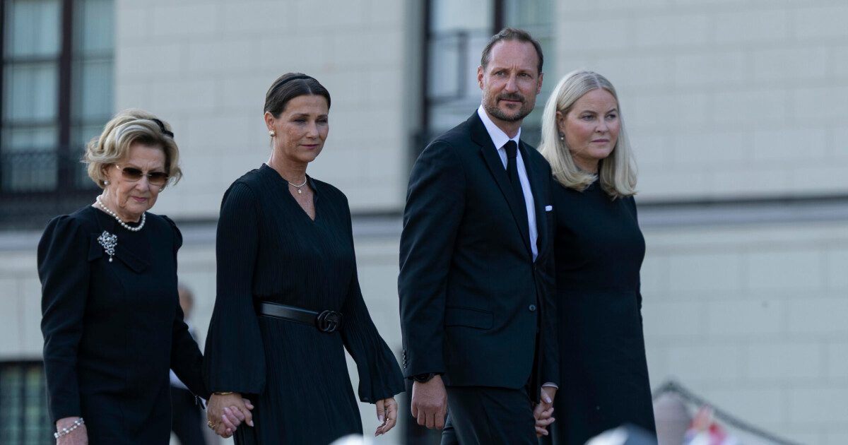 Kongefamiliens «private» avskjed får ikke folket se: – Vi får ikke vite noe