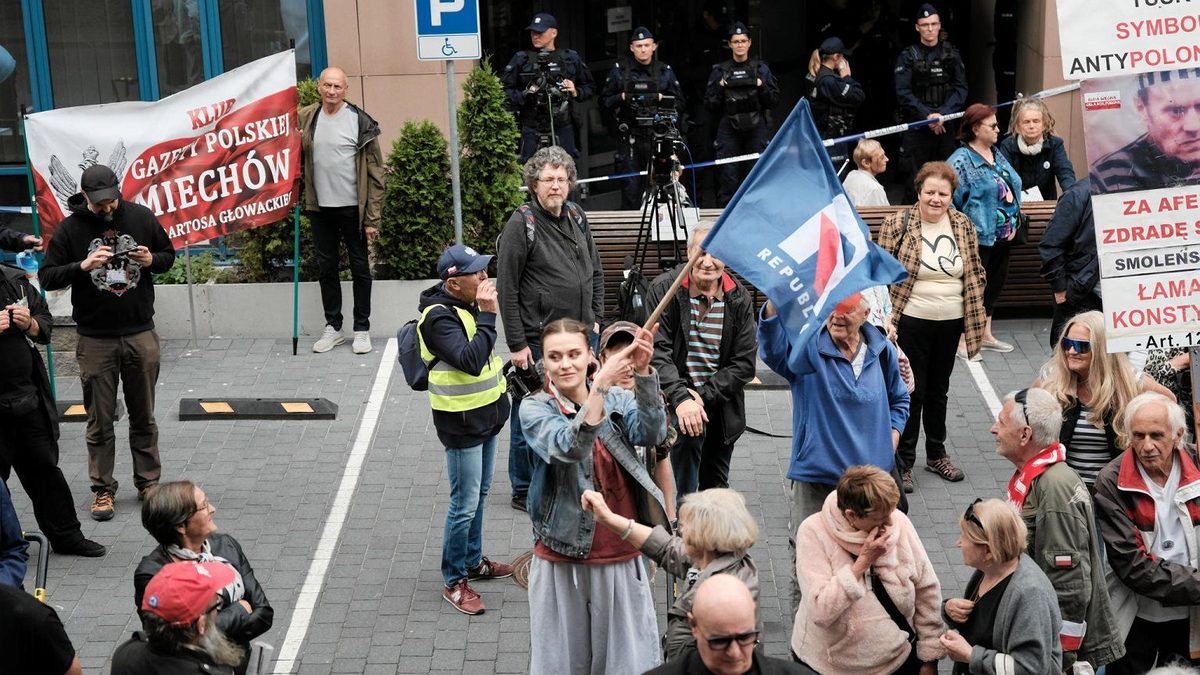Przepychanka przed Akademią Wymiaru Sprawiedliwości. Policja przyszła do Chodzińskiego [NA POCZĄTEK DNIA]