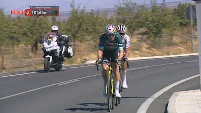 LIVE. Met kleine oogjes in de aanval: Wout van Aert “werd om 7u15 gewekt voor dopingcontrole”, maar glipt meteen weg in…
