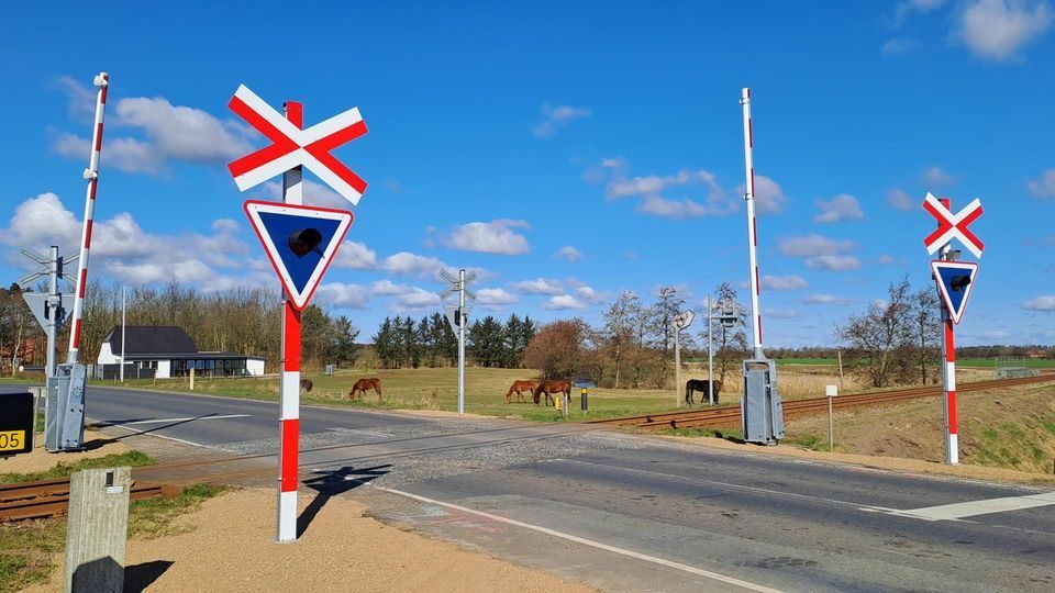 Trafikanter blæser på bomme, blink og klokker: Markant stigning i antallet af nærved-ulykker
