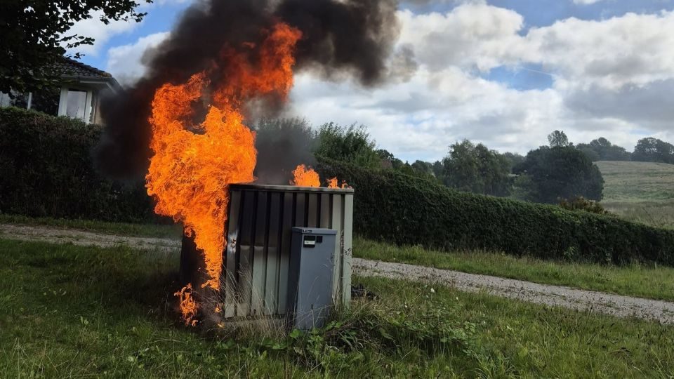 Mørke og flammer i Østjylland: Brand i elforsyningskomponent slukkede for strømmen