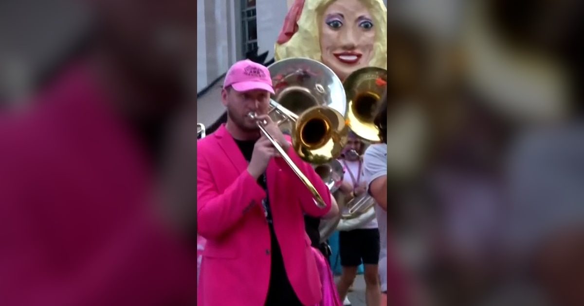 Dolly Partons hjemstavn hædrer stjerne med parade