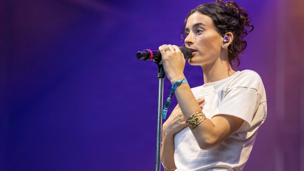 Hittet er 'årtiets største musiske boksepude' og hendes far er multimilliardær: Ny stjerne bryder med countryens regler